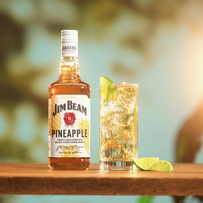 Jim Beam Pineapple bottle and cocktail