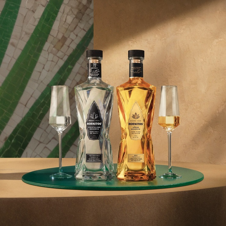 HORNITOS Reserve bottles and pours