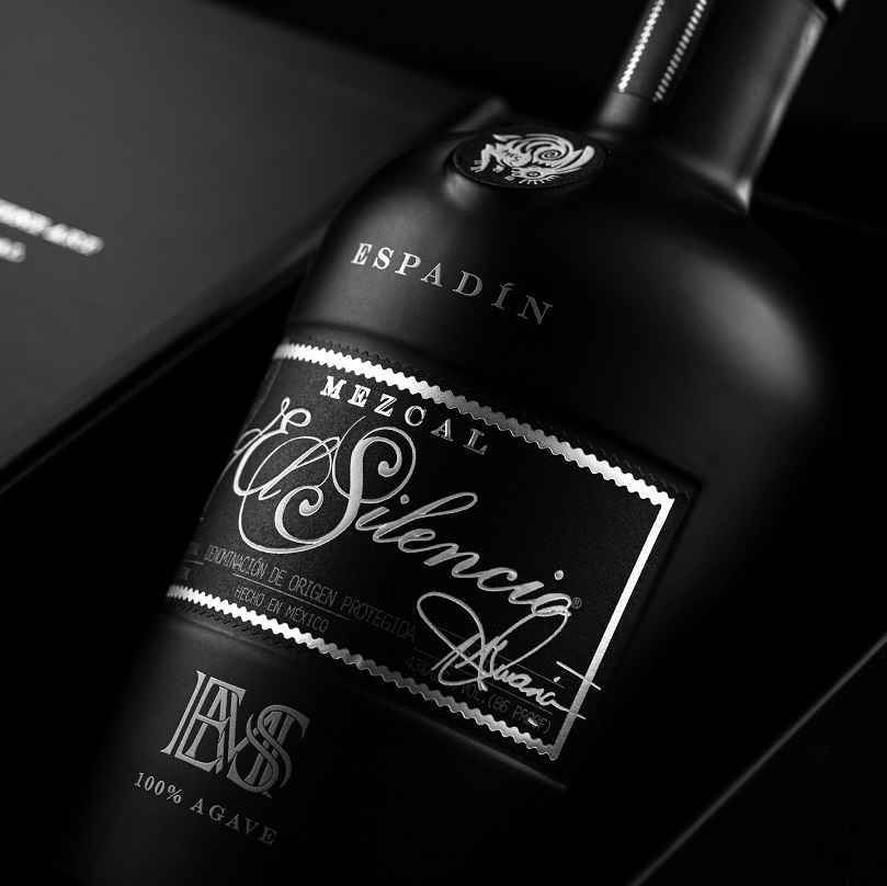 Mezcal El Silencio Espadin closeup bottle