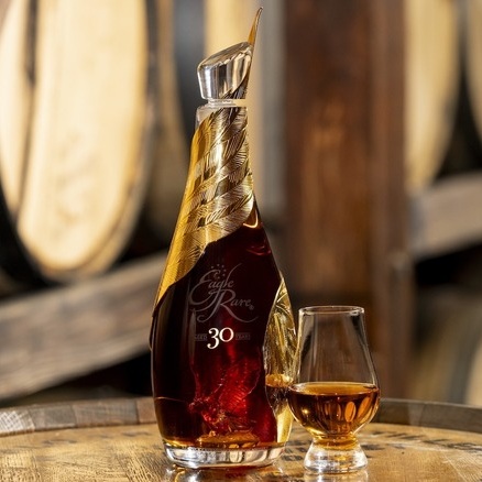eagle-rare-30 bottle and pour on barrel